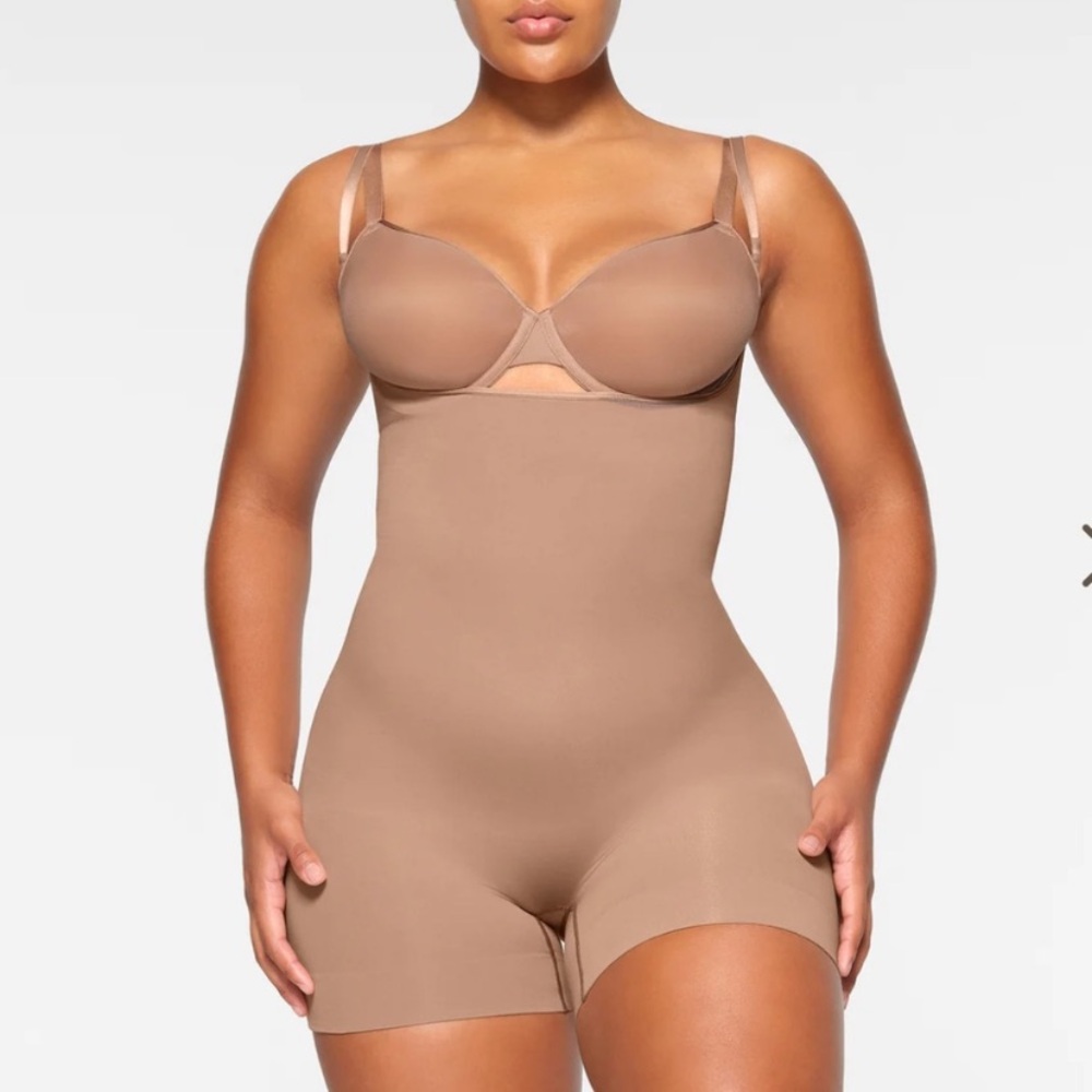 SKIMS Seamless Sculpt Open‎ Bust Bodysuit  Under bust Sienna size XS